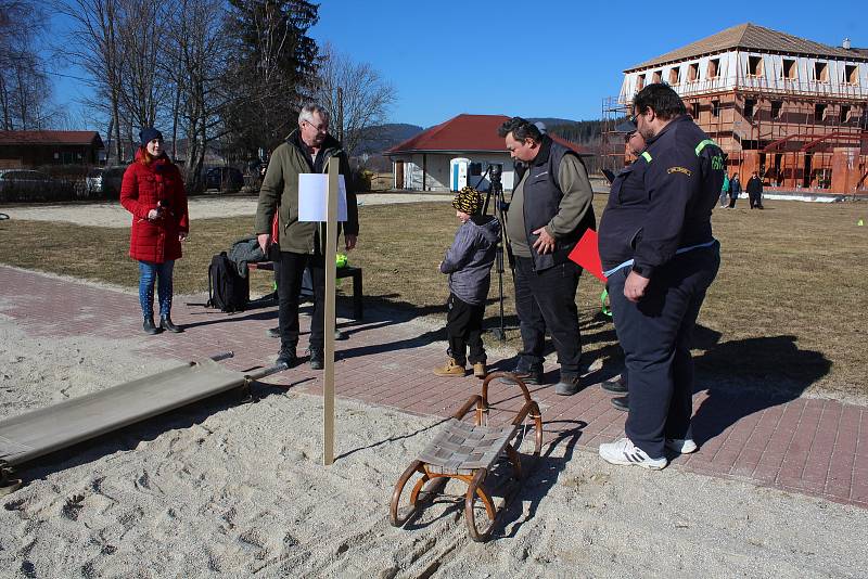 První Hornoplánské zimní hry na pláži u Lipna.