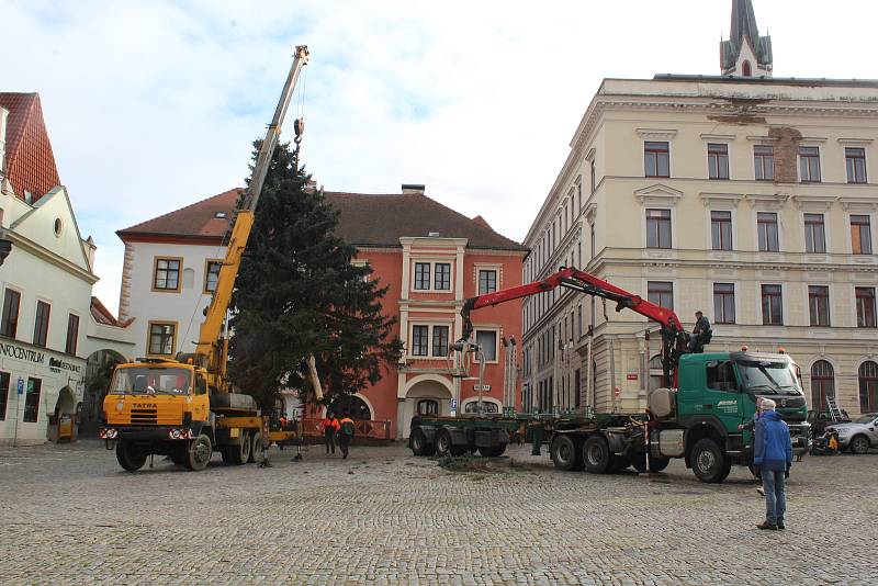 Pokus číslo jedna. Instalace vánočního stromu v pondělí na českokrumlovském náměstí.