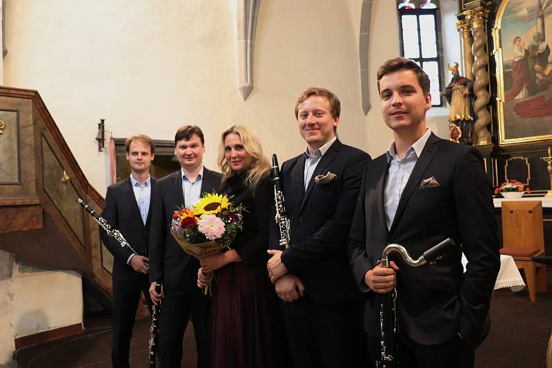 Koncert Klarinetového souboru Prachatice a zpěvačky Petry Sovové v kostele v Záblatí.