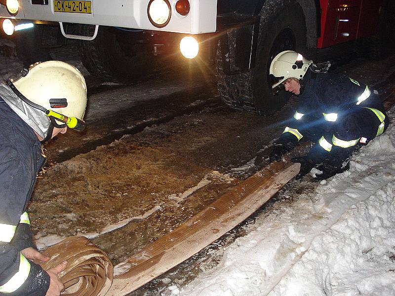 Při pondělním požáru autobusu převážející školáky v Kobylnici na Lipensku zasahovalo několik jednotek hasičů.