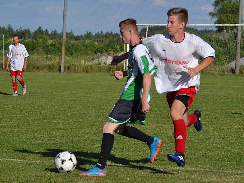 Okresní přebor muži - 22. kolo: Sokol Křemže (bílé dresy) - Hraničář Malonty 6:1 (2:0).