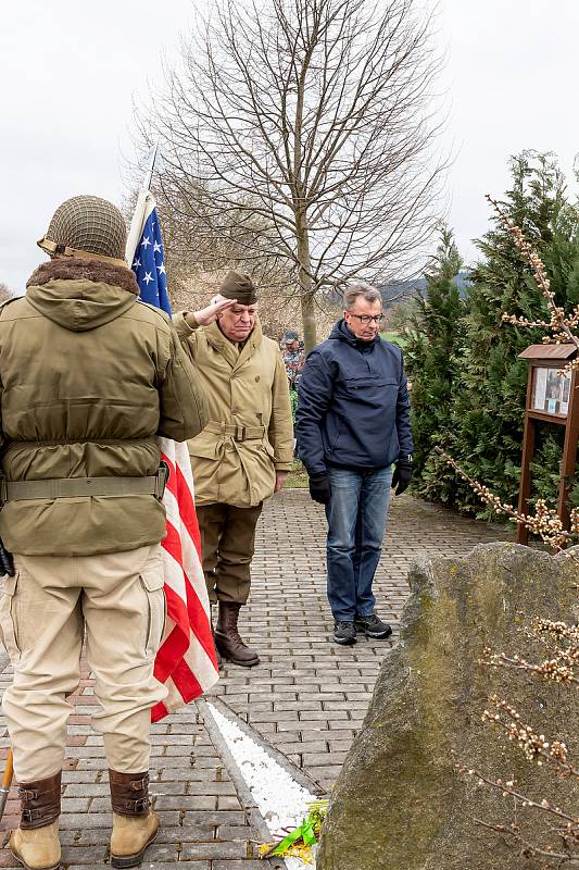 Pietní akt u pomníčku amerického pilota se konal o Bílé sobotě v Záluží.