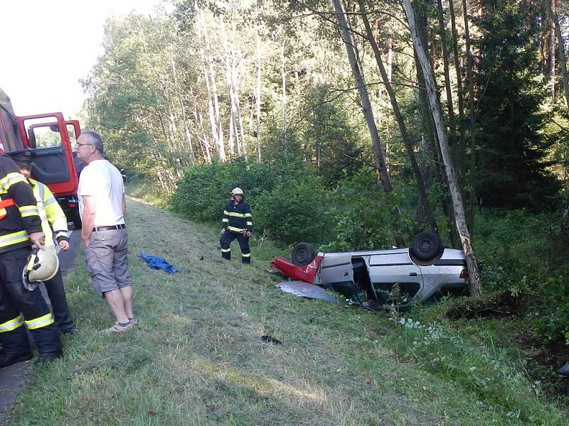 Auto se při nehodě obrátilo na střechu.