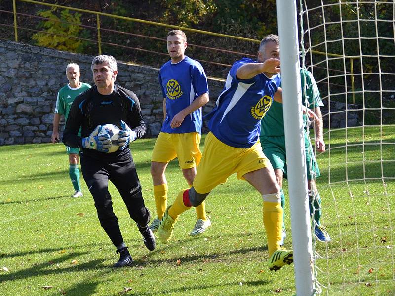 I.B třída (skupina A) - 10. kolo: SK Zlatá Koruna (modré dresy) - FK Nová Ves / Brloh 0:3 (0:1).