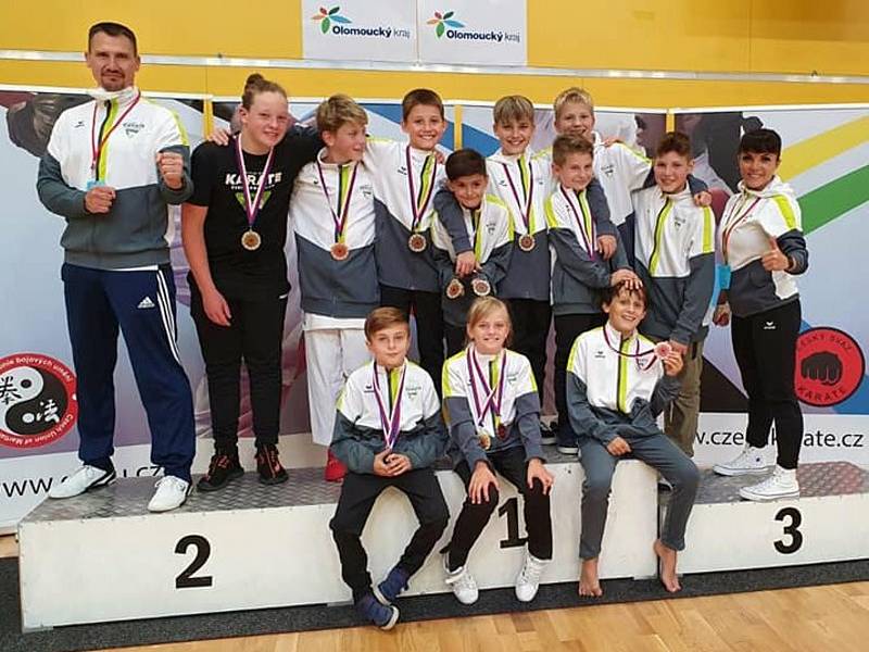 Velmi úspěšně si vedli členové SK Karate Český Krumlov v úvodním kole Národního poháru v Olomouci, odkud přivezli celou řadu medailí.