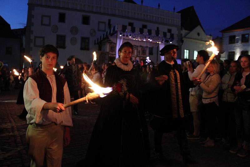 Střípky ze sobotní noci Slavností pětilisté růže v Českém Krumlově.