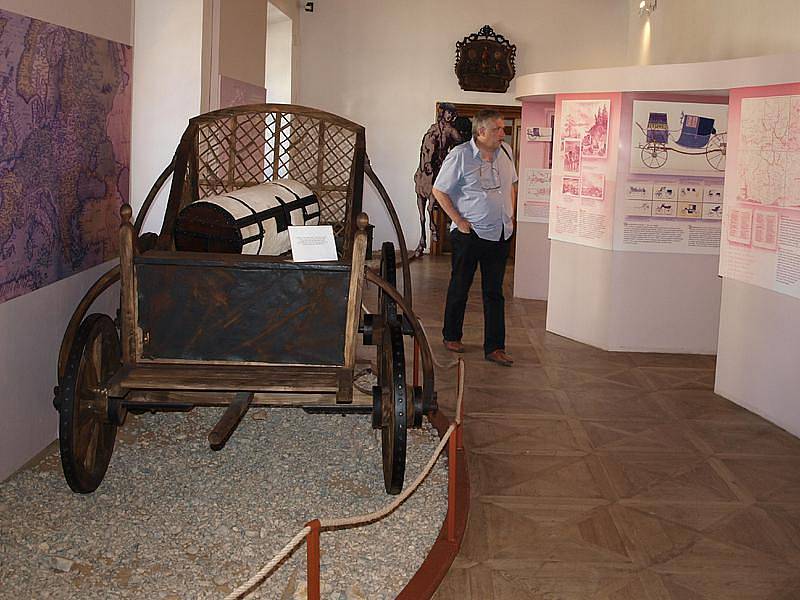 Vedle informačních panelů s nejdůležitějšími daty dokumentujícími historii českého poštovnictví lze ve vyšebrodském muzeu zhlédnout i expozici poštovních kočárů.