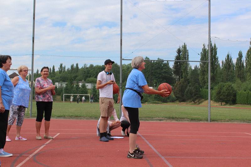 Sportovní hry seniorů na hřišti u Základní školy Školní.