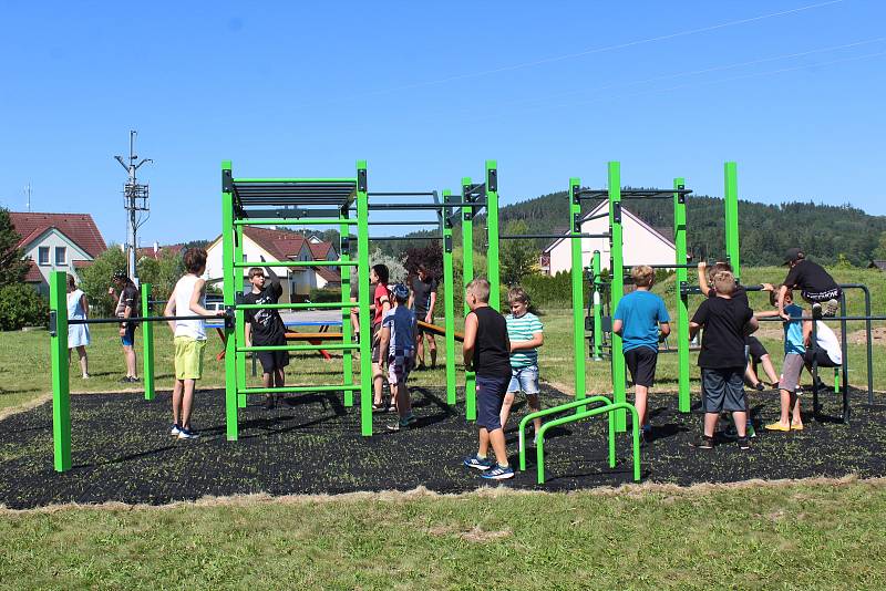 Obec v Dolním Třeboníně slavnostně otevřela nové workoutové hřiště.