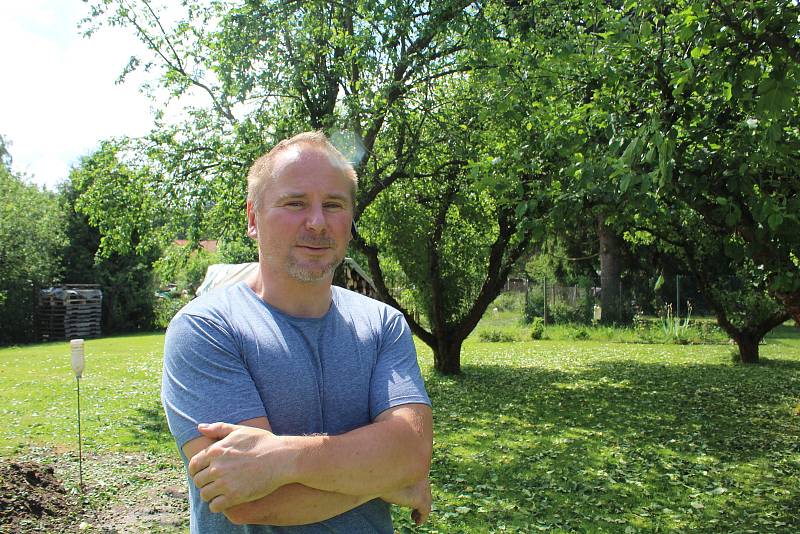 Místostarosta Marian Malák obchází a zjišťuje škody.