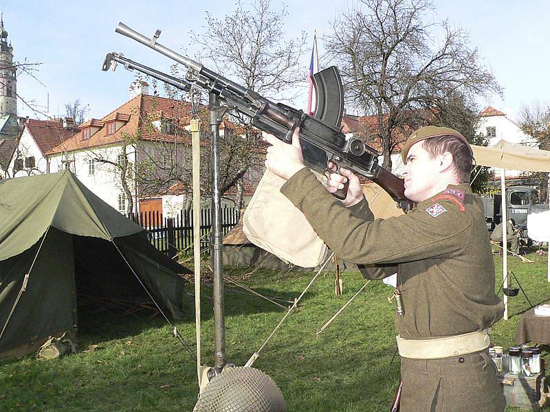 Radek Marcín předvádí lehký kulomet BREN.