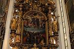 Hlavní raně barokní oltář v opatském chrámu Nanebevzetí Panny Marie ve vyšebrodském klášteře se zlatě  blýská novotou.