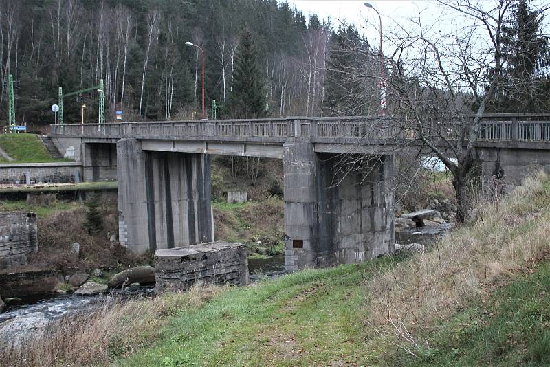 Most přes Vltavu pod lipenskou elektrárnou.