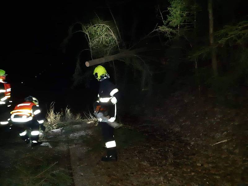 Sobotní výjezd JSDHO Velešín. Na strom přes celou komunikaci u Velešína přejížděla jednotka s CAS16 z požáru na velešínském nádraží, kde hasiči likvidovali požár lesa.