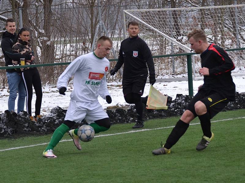 Hlubocká zimní liga - 2. kolo: FK Slavoj Český Krumlov (bílé dresy) - SK Čtyři Dvory 4:0 (2:0).