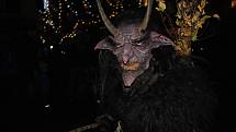 Centrem Krumlova prošlo pár krampusů, kvůli covidu se letos velký čertovský průvod nekonal.