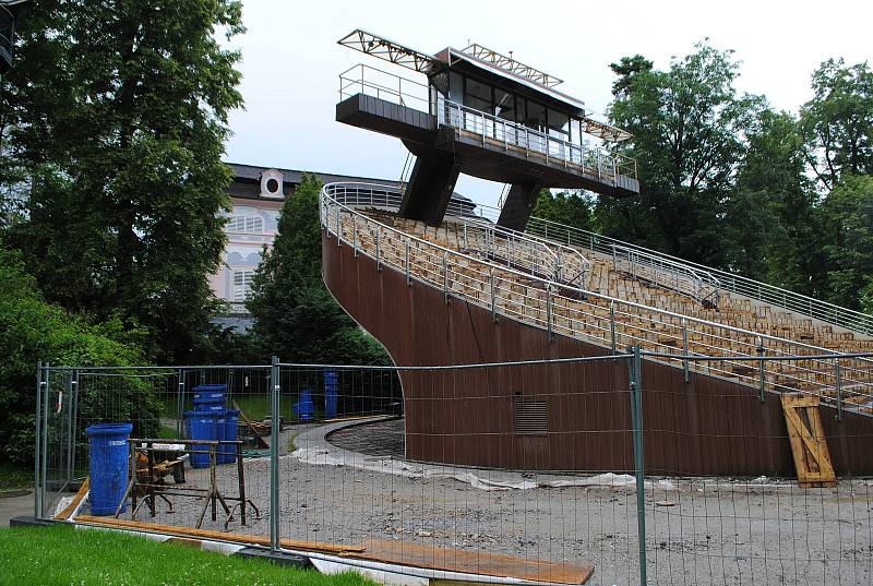 Odstrojená točna už nemá sedačky ani bednění a je vidět rezavá konstrukce. Brzy začne i kompletní obnova letohrádku Bellarie.