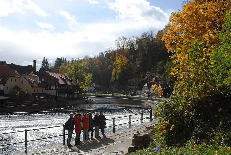 Český Krumlov se oblékl do podzimního.