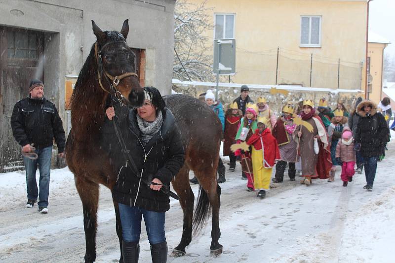 Tři králové se všemi tříkrálovými koledníky v sobotu zahájili charitativní sbírku v Kaplici a okolních obcích a osadách.