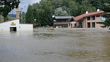 Sportoviště v Českém Krumlově na Chvalšinské a Plešivec 13.8. 2002 pod vodou. Foto: Deník/ František Lipl