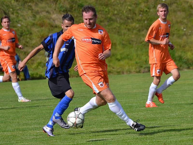 Oblastní I.B třída (skupina A) - 8. kolo: Sokol Chvalšiny (modročerné dresy) - FC Šumava Frymburk 1:2 (1:1).