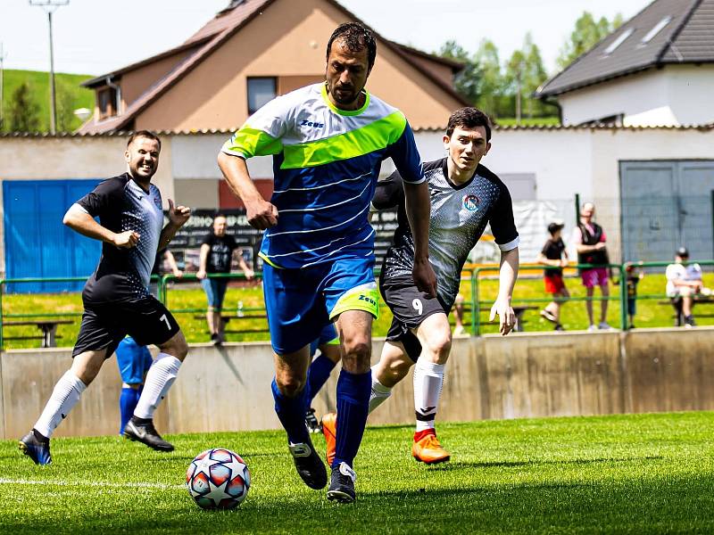 Fotbalisté společného týmu Horního a Dolního Dvořiště (v modrém) v 21. kole okresního přeboru od favorizovaného kaplického béčka utrpěli debakl 1:9.