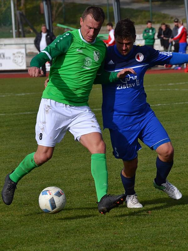 Divize A - 13. kolo: FK Slavoj Český Krumlov (zelené dresy) - FC Slávia Karlovy Vary 0:6 (0:2).