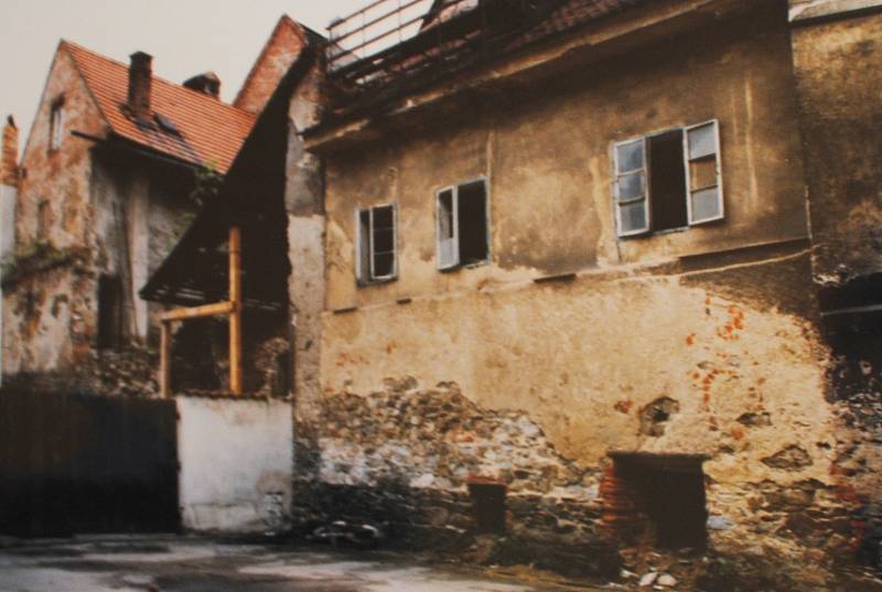 Český Krumlov v roce 1999. Hradební ulice.