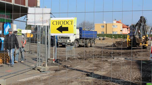 Přestavba autobusového nádraží ve Velešíně jede na plné obrátky.
