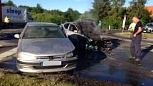 Škoda Octavia se vzňala na křižovatce na Holkově.