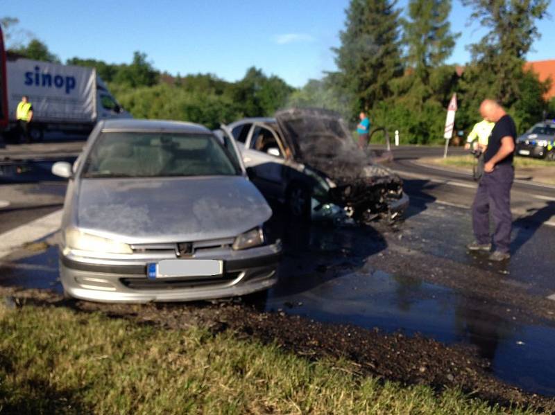 Škoda Octavia se vzňala na křižovatce na Holkově.