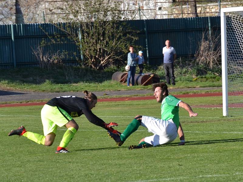 KP – 22. kolo: FK Slavoj Český Krumlov (zelené dresy) – SK Siko Čimelice 1:1 (1:0).