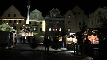 Adventní náměstí v Českém Krumlově je připravené na rozsvícení vánočního stromu.