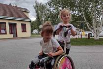 Baruška Valicsková (na snímku se sestrou Adélkou) se narodila se spastickou formou dětské mozkové obrny. Rodina shání peníze na větší auto.
