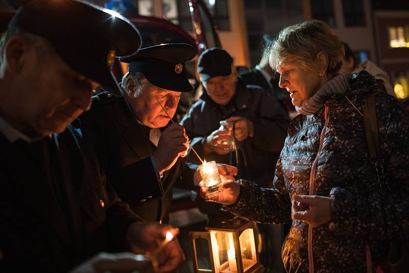 Hasiči z Českokrumlovska tradičně přebírají Betlémské světlo od svých hornorakouských kolegů v Dolním Dvořišti.