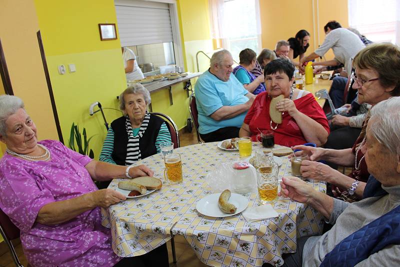 Mše svatá se konala ve středu pod širým nebem na zahradě Domova důchodců v Horní Plané.