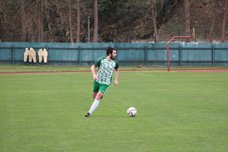 Fotbalová divize: Slavoj Český Krumlov - Tochovice 4:3 (2:1).