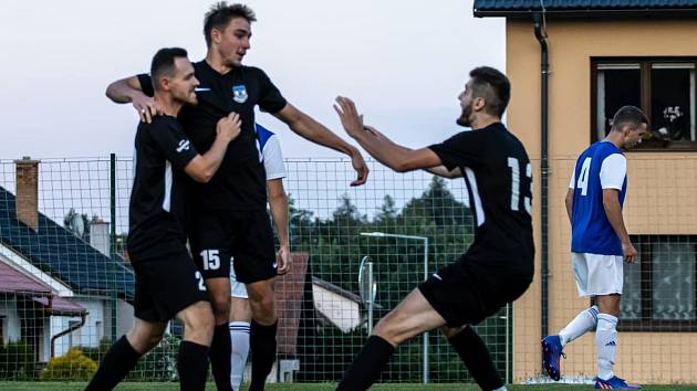 Fotbalisté Dolního Dvořiště (v černých dresech) si v pohárovém klání připsali cenný skalp, když porazili Třeboň 3:2.