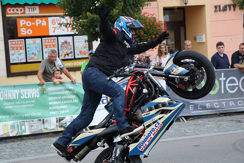 Grand Prix Kaplice otevřel motocyklový kaskadér Martin Krátký který předvedl své mistrovství v sedle Yamahy a MZ.