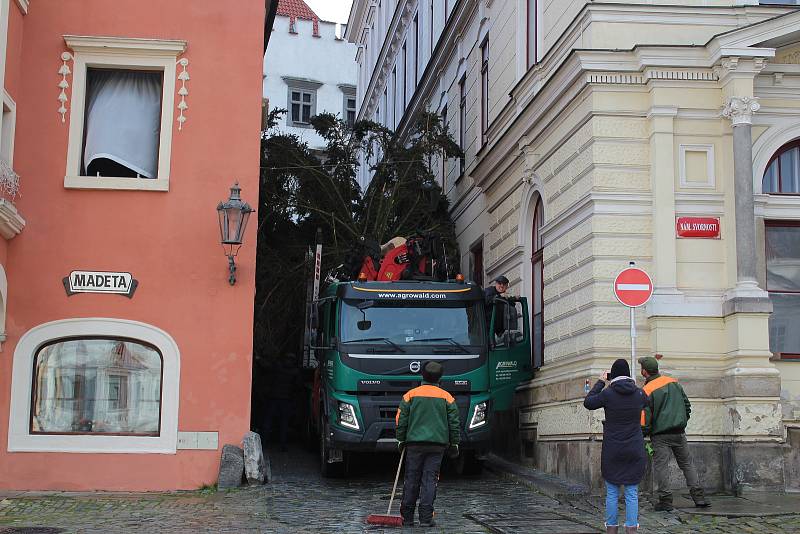 Pokus číslo jedna. Instalace vánočního stromu v pondělí na českokrumlovském náměstí.