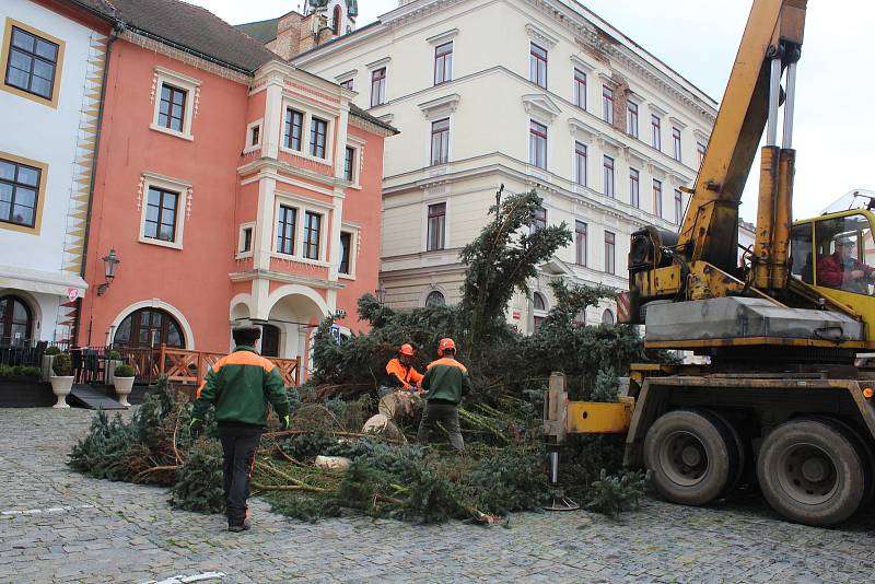 Pokus číslo jedna. Instalace vánočního stromu v pondělí na českokrumlovském náměstí.