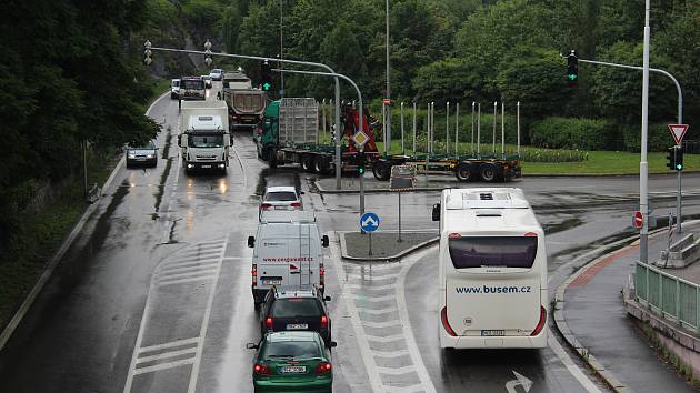 Kvůli uzavírce mostu na E55 projíždějí Českým Krumlovem všechny kamiony, které míří z Budějovic do Rakouska.