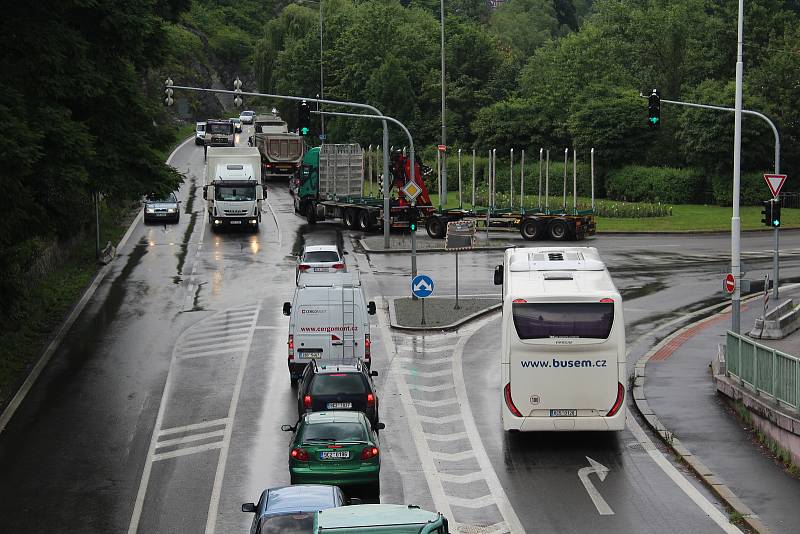 Kvůli uzavírce mostu na E55 projíždějí Českým Krumlovem všechny kamiony, které míří z Budějovic do Rakouska.