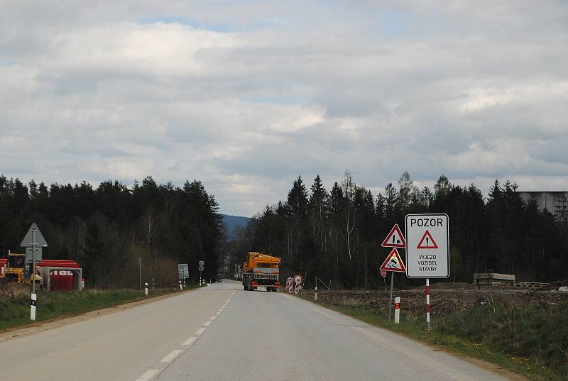 Silnice II/157 na Kaplici bude od 22. června až do 6. prosince zavřená kaplickým nádražím v místě zúžení před začátkem obce a v místě stavby mimoúrovňové křižovatky s právě budovanou dálnicí D3, včetně odbočky na Rejty.