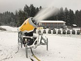 Na Lipně začali vyrábět zásoby sněhu.