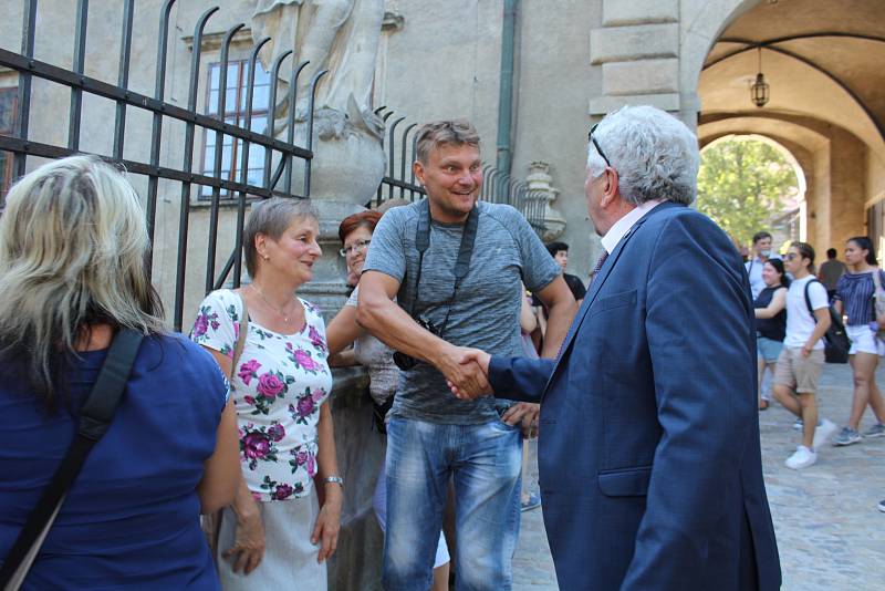 Na medvíďata se přijel podívat ministr životního prostředí Richard Brabec, ředitel ZOO Olomouc Radomír Habáň i dlouholetý medvědářův kamarád Václav Chaloupek.