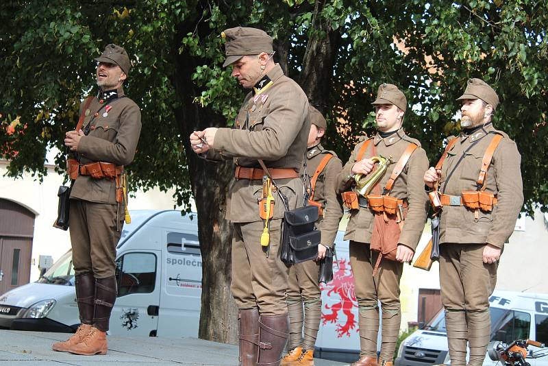 Oslava sto let republiky ve Velešíně na náměstí.