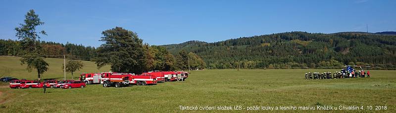 Hasiči z Českého Krumlova a letecká služba policie ČR cvičně hasili u Chvalšin požár lesa.