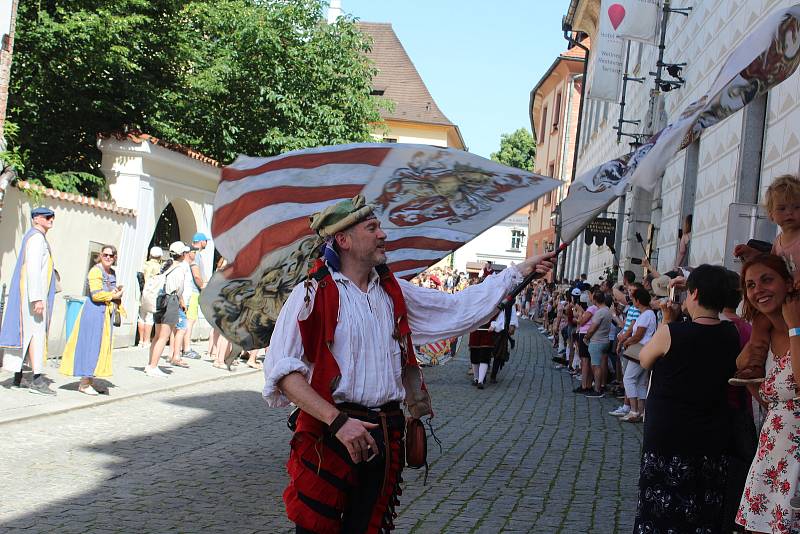 K jedněm z vrcholů Slavností pětilisté růže v Českém Krumlově patřil tradičně sobotní hlavní kostýmovaný průvod ulicemi města.