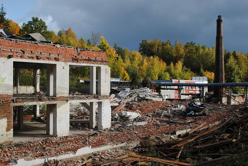 Jitona jde k zemi. Na místě bývalé Jihočeské továrny nábytku U Trojice v Českém Krumlově vyroste nová čtvrť Krumlovský vltavín.